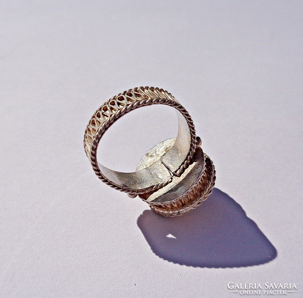 Filigree-shaped mineral stone ring