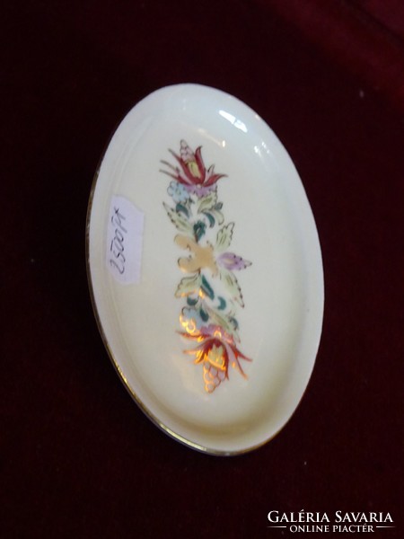 Zsolnay porcelain oval, hand-painted small bowl. Size: 11.5 x 7.5 cm. He has!