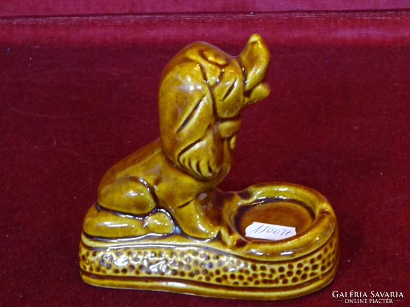 Ashtray with dachshund dog statue, 12 cm high. He has!