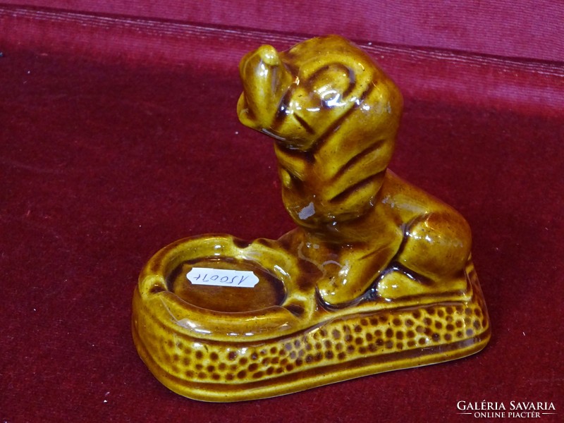 Ashtray with dachshund dog statue, 12 cm high. He has!