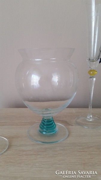 Üveg zöld csavart talpas nagy kehely pohár + 2 db gyönyörű pezsgős pohár  eladó! 