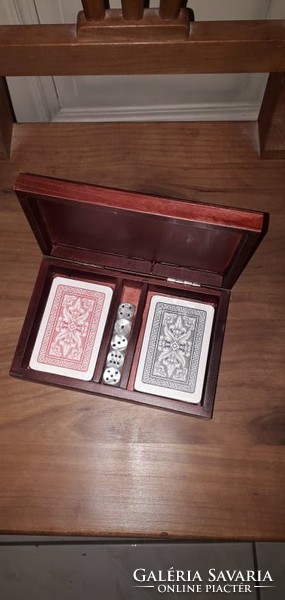 Kártyadoboz kártyával és dobókockákkal