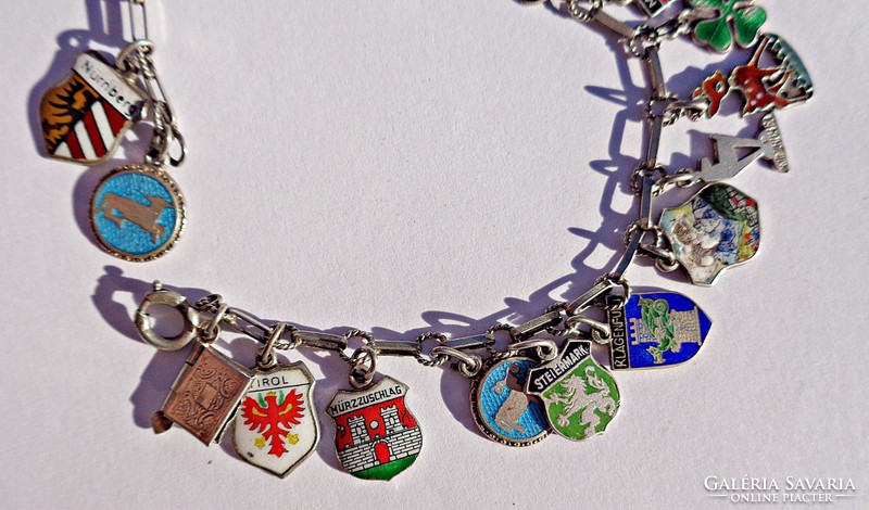 925- 18.7 cm. 20 pcs on a long chain. Enamel and other pendants, bracelets