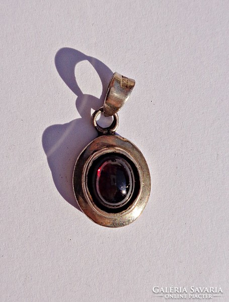 Burgundy stone pendant in 925 frame