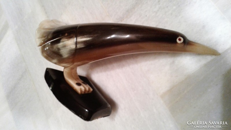 The bird made of Art Deco horn is 22 cm long