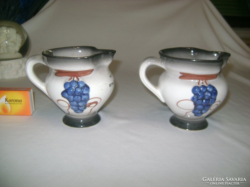 Kerámia kancsó kézzel festett domború szőlő díszítéssel - két darab