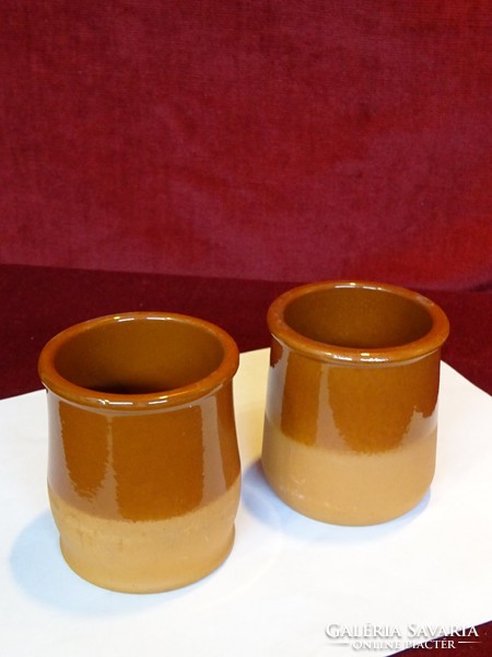 Honey jar in terracotta color. He has!