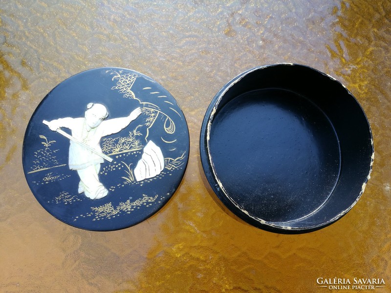 Antique Chinese shells inlaid with lacquer box