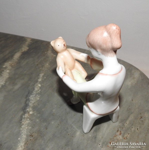 Macival játszó lányka - régi Budapest Aquincumi porcelán figura