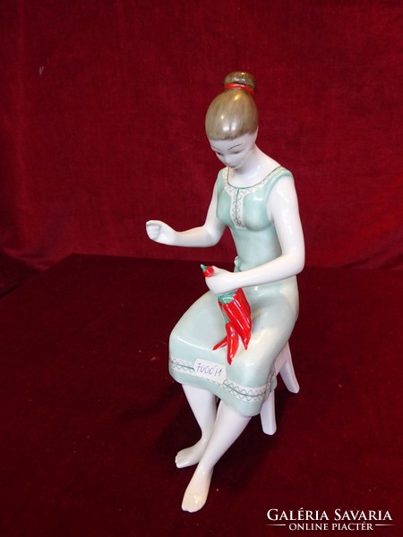 Hollóházi porcelán figurális szobor, kézzel festett paprikát fűző lány. 25 cm magas. Vanneki!