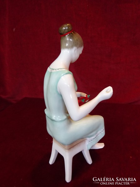 Hollóházi porcelán figurális szobor, kézzel festett paprikát fűző lány. 25 cm magas. Vanneki!