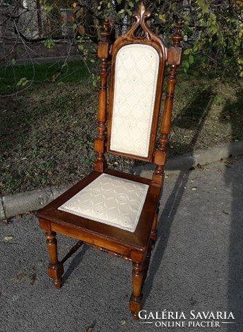 Restaurált antik szék.