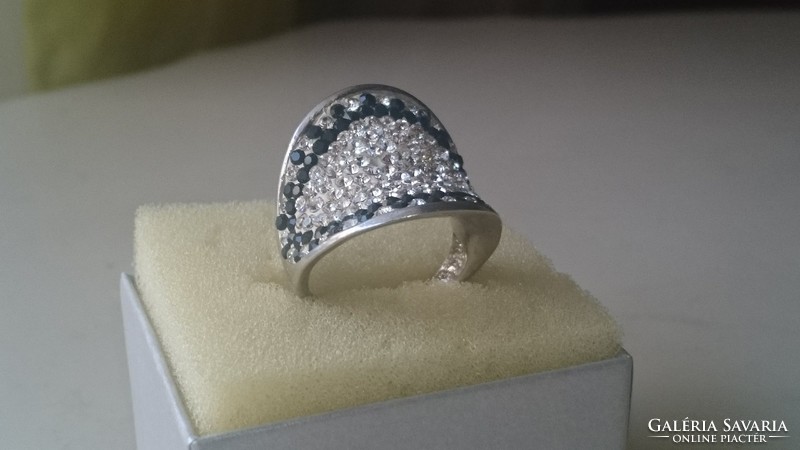 Ezüst, nagyon dekoratív impozáns jelzett 925 ös gyűrű 