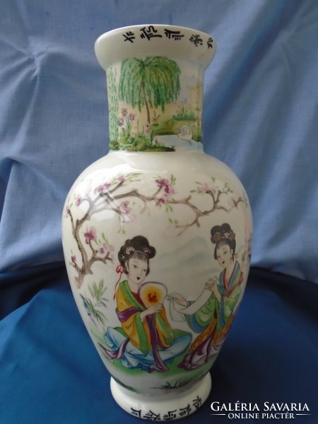  單個中國花瓶，始於18世紀中葉的清武彩王朝。從其中可以看到美麗逼真的作品