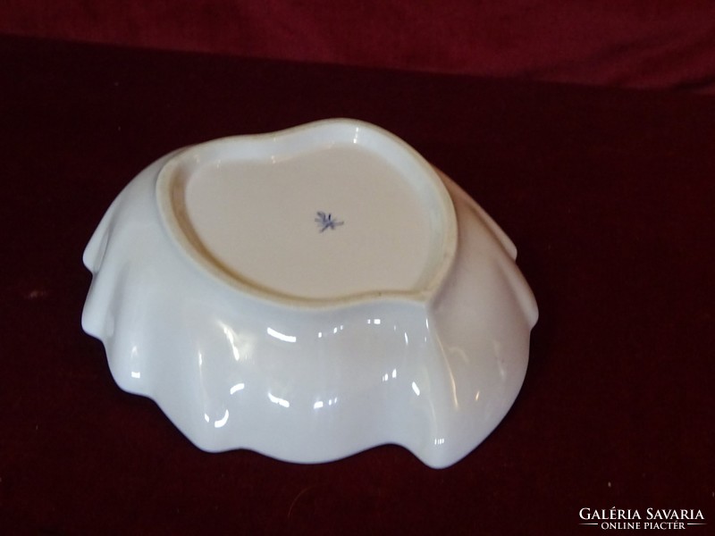 Herend porcelain leaf-shaped table centerpiece with lily in the middle. He has!