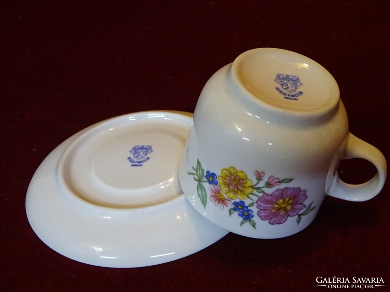 Great Plain coffee cup + placemat with a beautiful flower pattern. Showcase quality. He has!