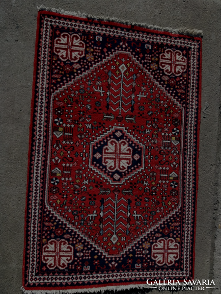 Kézi csomózású Iráni gyapjú szőnyeg.