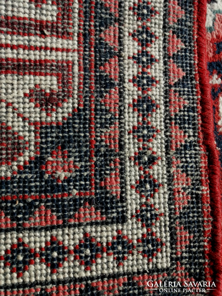 Kézi csomózású Iráni gyapjú szőnyeg.