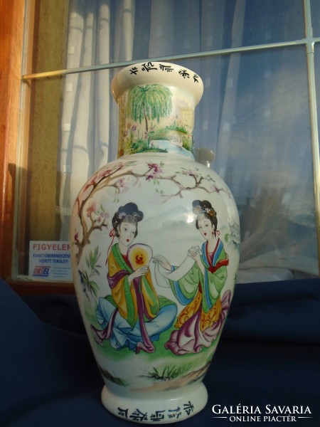  單個中國花瓶，始於18世紀中葉的清武彩王朝。從其中可以看到美麗逼真的作品