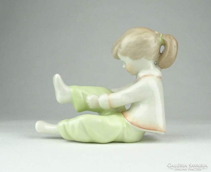 0Y911 Jelzett Aquincumi porcelán kislány figura