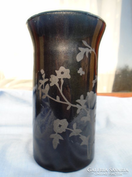 Francia nagyon finom üvegből készült váza, melyen gyönyörű gravírozás látható  20 cm