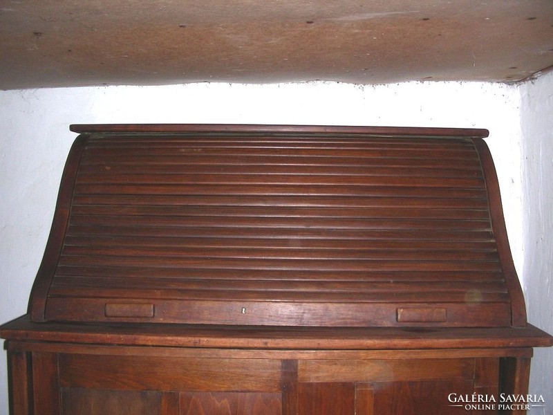 American desk with blinds