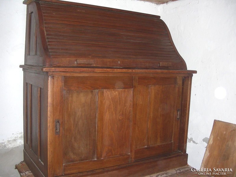 American desk with blinds