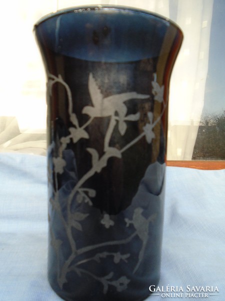 Francia nagyon finom üvegből készült váza, melyen gyönyörű gravírozás látható  20 cm