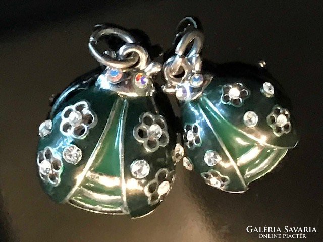 Katicabogár medálok zöld zománc és csillogó kristály díszítéssel, párban