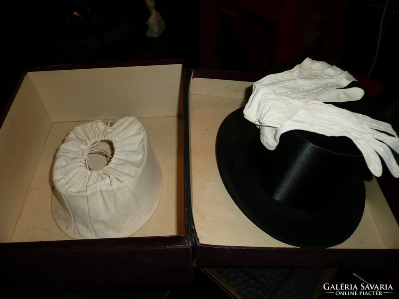 Marked antique German top hat, tailcoat with gloves in factory box, in beautiful condition, approx. 1920