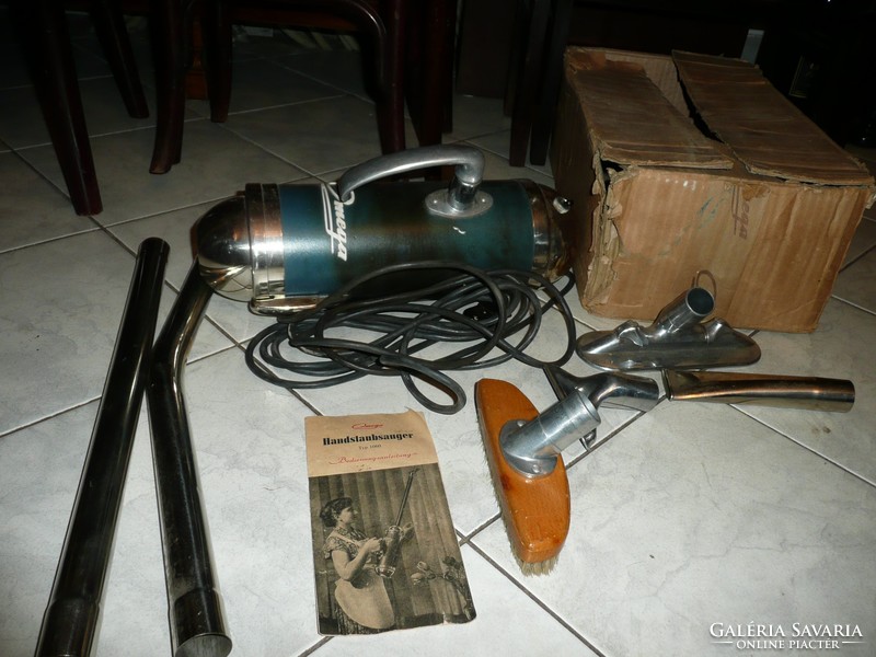 A curiosity! Antique omega manual vacuum cleaner in perfect working order, with all accessories, factory box