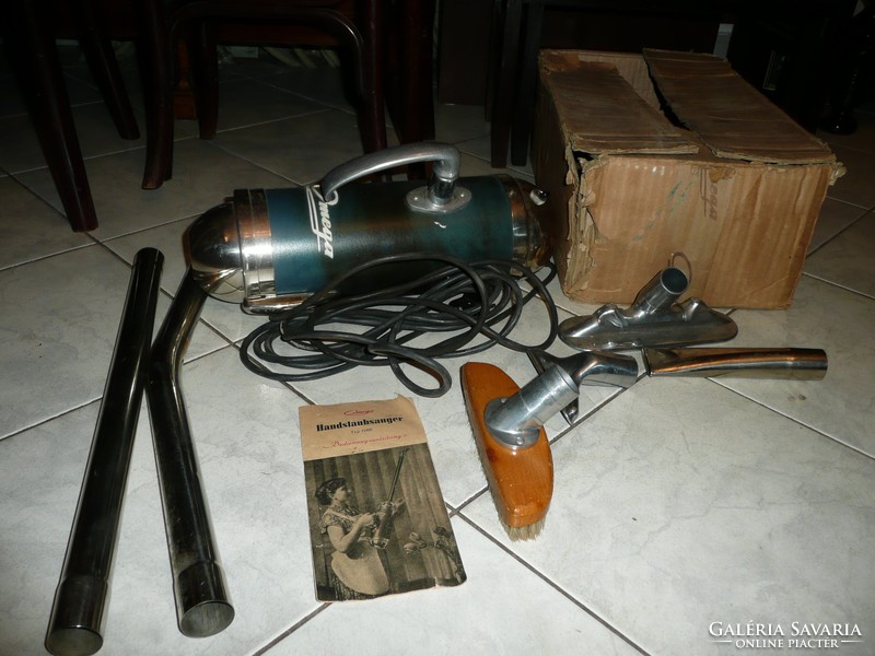 A curiosity! Antique omega manual vacuum cleaner in perfect working order, with all accessories, factory box