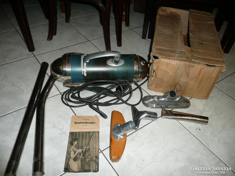 A curiosity! Antique omega manual vacuum cleaner in perfect working order, with all accessories, factory box