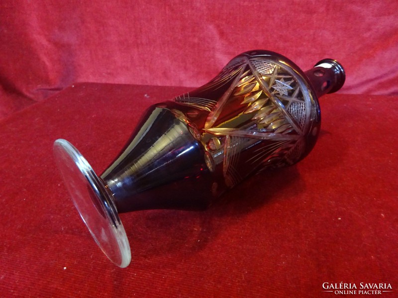 Lead crystal burgundy vase, 29 cm high. In the shape of a wine bottle. He has!
