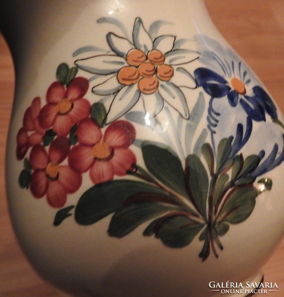 Kézzel festett  havasi virágcsokrot ábrázoló öblös váza