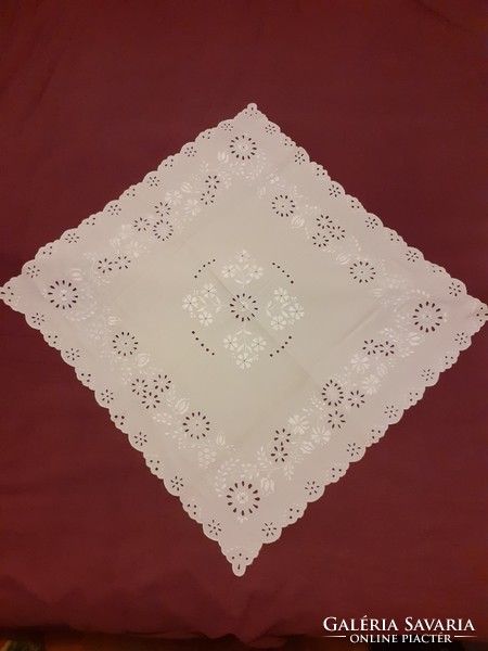 Fehér, hímzett kalocsai asztalközép (78X74 cm)
