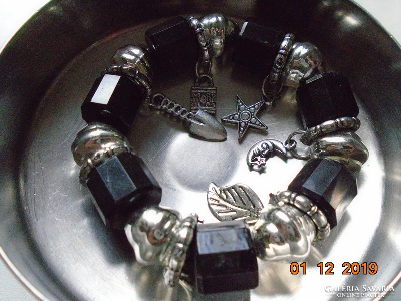 Fekete ásvány és ezüst színű Swarovski  gyöngyökkel,karkötő függőkkel