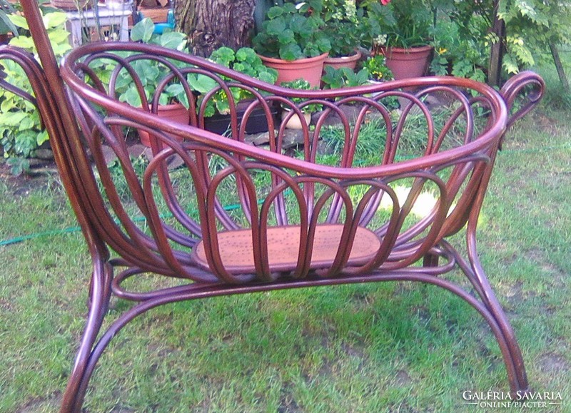 Thonet nr.1 Cradle from 1870-1880 is an original, flawless museum piece