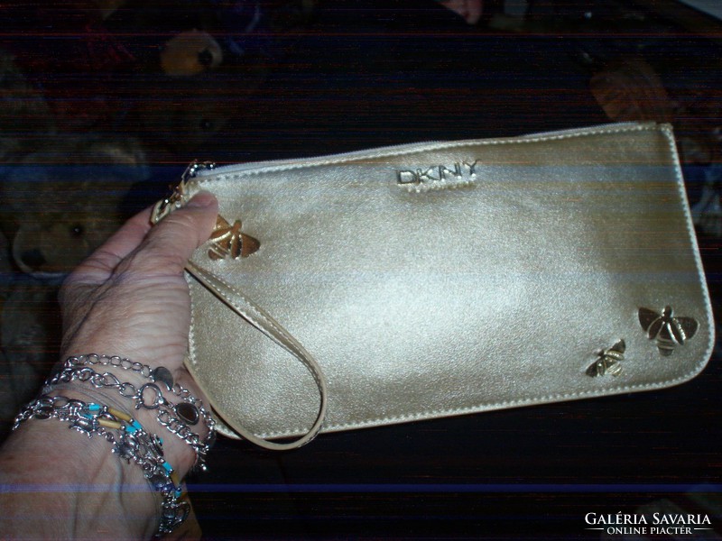 DKNY arany színű kozmetikai táska
