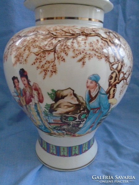 單個中國花瓶，始於18世紀中葉的清武彩王朝。從其中可以看到美麗逼真的作品 40 cm