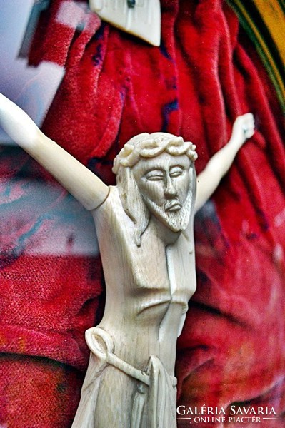1. Antique ivory Jesus Christ (22cm), body in 46.5 Cm frame. Cross, crucifix