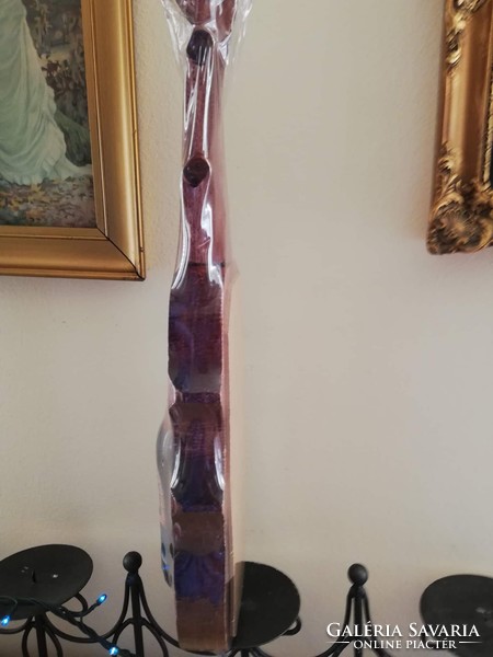 Fa hegedűs faragott tartóban román ital-pasis ajándéknak