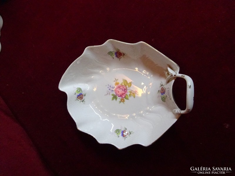 Raven house porcelain leaf shaped centerpiece with flowers. Its size is 21 x 16.5 x 4.5 cm. He has!