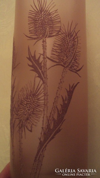 Különleges Gallé jellegű mattüveg, mályvaszínű váza,plasztikus bóbitás virágdísszel.