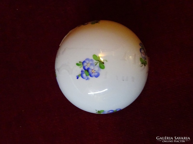 Herend porcelain hand-painted bonbonier, marked 6033 / mya-7. He has!
