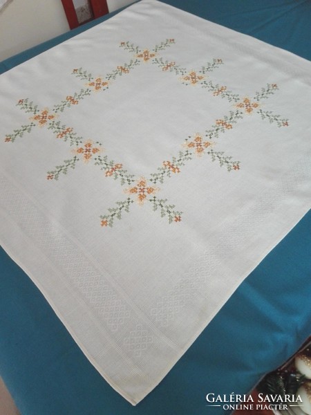 Cream-colored, embroidered tablecloth, 75 x 75 cm