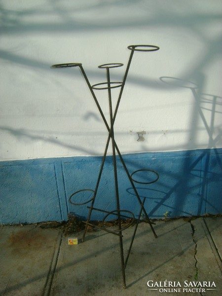 Retro standing flower stand, flower stand made of metal