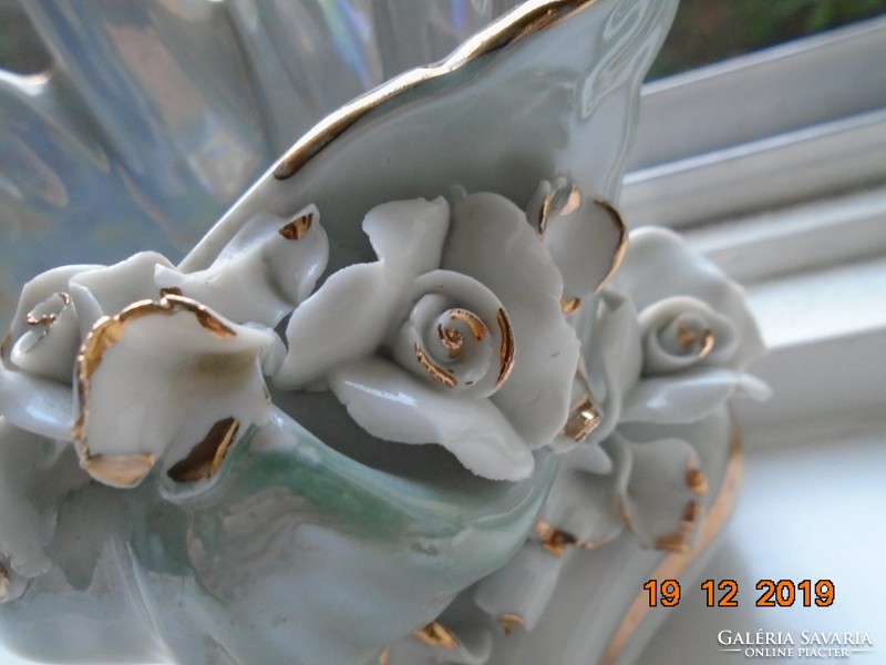 Kézzel készült, plasztikus virágokkal tűzdelve,gyöngyház mázas kagyló