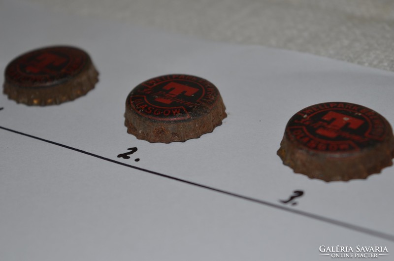 5 old glasgow corked beer caps with the letter t