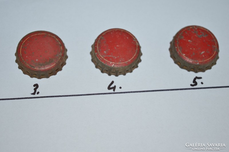 5 db régi piros színű, parafás írás nélküli söröskupak